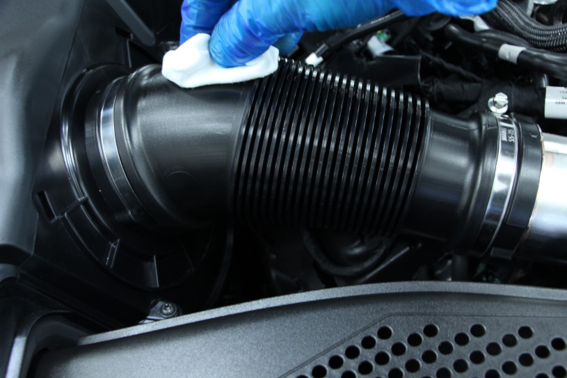 Entretenir et protéger un compartiment moteur avec différents produits pour  permettre une longévité de votre véhicule